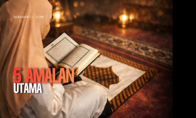 Jamaah Muslim membaca Al-Quran bersama di masjid pada malam Ramadhan sebagai bagian dari amalan Nuzulul Quran.