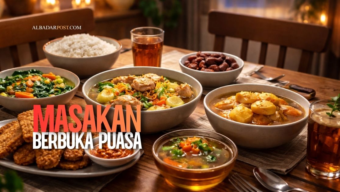Masakan sederhana berbuka berupa sup ayam, tempe goreng, sayur bening, dan kolak pisang di meja makan keluarga saat Ramadan.