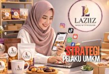 Ilustrasi pelaku UMKM menggunakan smartphone dan laptop untuk memasarkan produk secara online melalui media sosial dan marketplace.