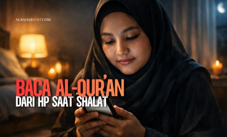 Wanita muslim membaca Al-Qur’an dari HP saat shalat malam di kamar dengan suasana tenang dan khusyuk.