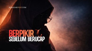 ilustrasi seorang muslim merenung sebelum berbicara sebagai bentuk menjaga lisan sesuai hadis Nabi