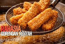 gorengan renyah berwarna keemasan yang baru diangkat dari minyak panas di wajan besar