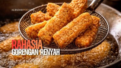 gorengan renyah berwarna keemasan yang baru diangkat dari minyak panas di wajan besar