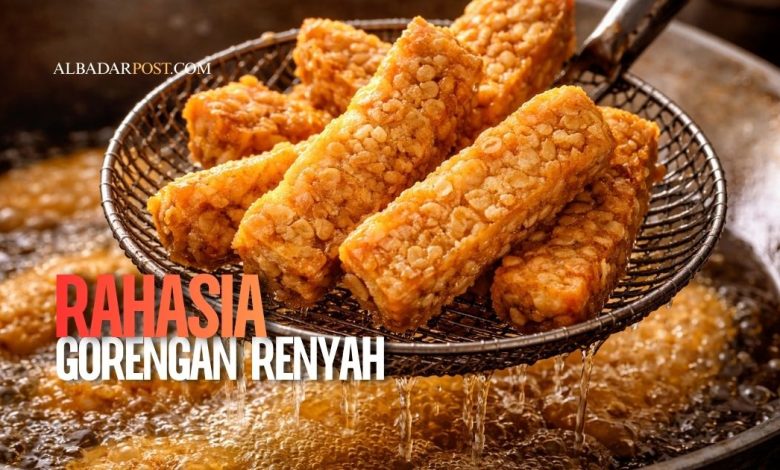 gorengan renyah berwarna keemasan yang baru diangkat dari minyak panas di wajan besar