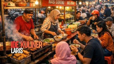 aktivitas pedagang umkm kuliner makanan kaki lima yang ramai pembeli di indonesia