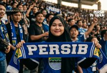 Ilustrasi perayaan ulang tahun Persib ke-93 dengan Bobotoh memenuhi stadion membawa bendera biru Maung Bandung.