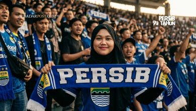 Ilustrasi perayaan ulang tahun Persib ke-93 dengan Bobotoh memenuhi stadion membawa bendera biru Maung Bandung.