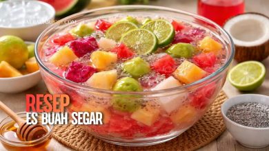 Semangkuk es buah segar dengan potongan melon, semangka, nanas, dan sirup manis dingin