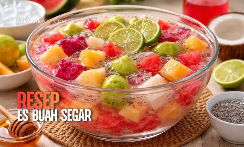 Semangkuk es buah segar dengan potongan melon, semangka, nanas, dan sirup manis dingin