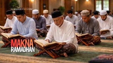 Suasana muslim berdoa dan membaca Al-Qur'an di masjid pada malam Ramadhan yang penuh ketenangan