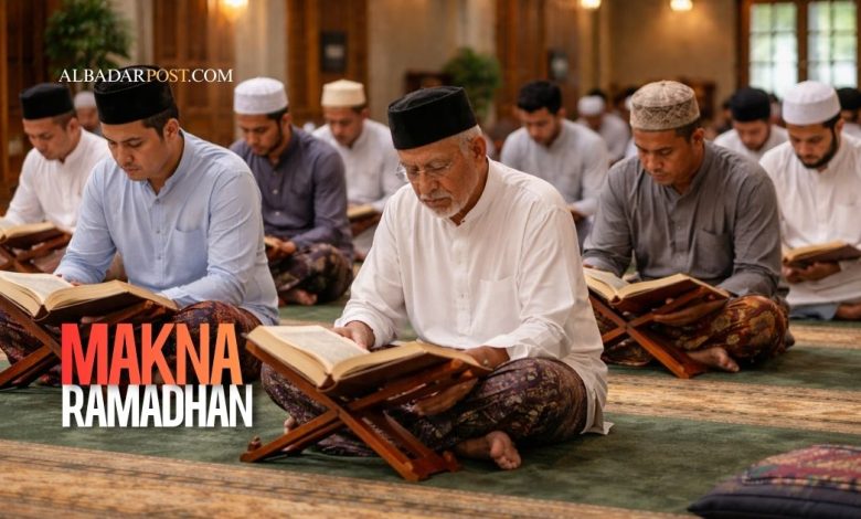 Suasana muslim berdoa dan membaca Al-Qur'an di masjid pada malam Ramadhan yang penuh ketenangan
