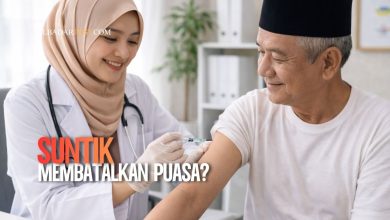Ilustrasi tenaga medis memberikan suntikan kepada pasien saat bulan Ramadhan terkait hukum suntik saat puasa
