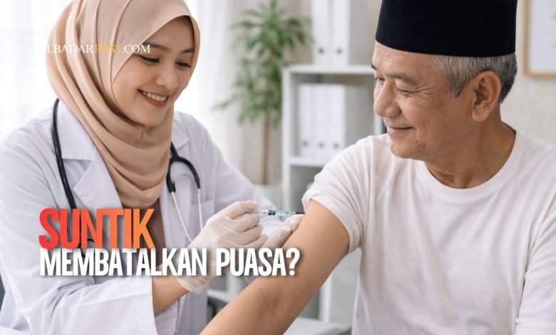 Ilustrasi tenaga medis memberikan suntikan kepada pasien saat bulan Ramadhan terkait hukum suntik saat puasa