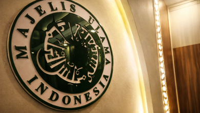 Ilustrasi label sertifikasi halal pada produk makanan sebagai simbol kebijakan sertifikasi halal wajib di Indonesia.