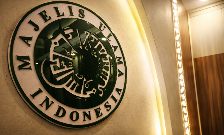 Ilustrasi label sertifikasi halal pada produk makanan sebagai simbol kebijakan sertifikasi halal wajib di Indonesia.