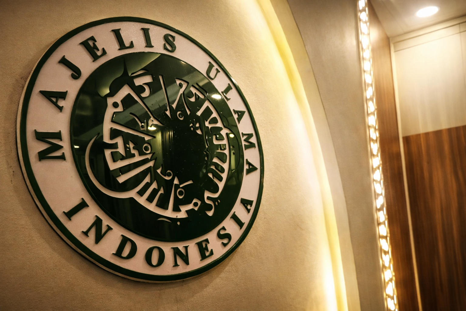 Ilustrasi label sertifikasi halal pada produk makanan sebagai simbol kebijakan sertifikasi halal wajib di Indonesia.