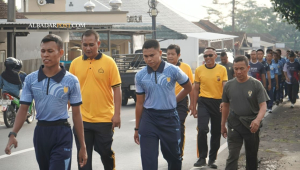 Suasana jalan santai Hari K3 di Mapolres Tasikmalaya yang diikuti TNI, Polri, dan ASN dalam suasana penuh kebersamaan.