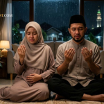 Pasangan Muslim berdoa bersama pada malam hari memohon segera dikaruniai keturunan dengan penuh harap.