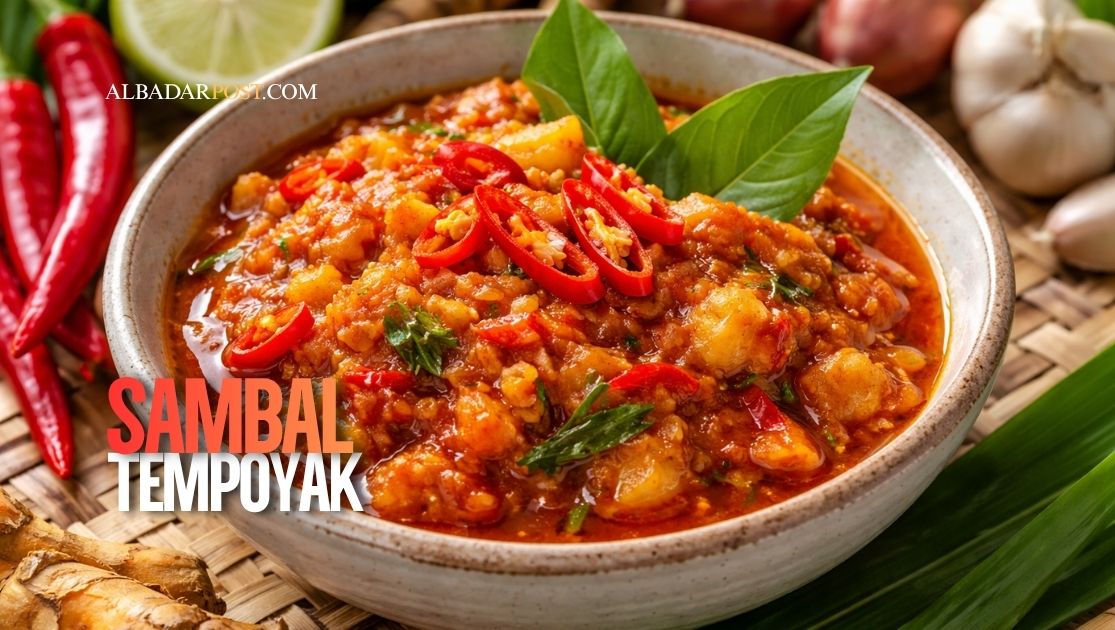 Sambal tempoyak pedas asam khas Sumatera dalam mangkuk dengan cabai merah dan daun kunyit, tampilan menggugah selera