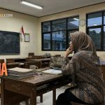 guru termenung di kelas kosong menggambarkan sisi sunyi dunia guru yang jarang diketahui murid