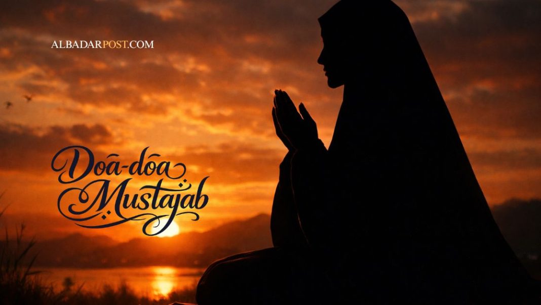 Ilustrasi seseorang berdoa dengan tenang di waktu senja memohon kesabaran kepada Allah