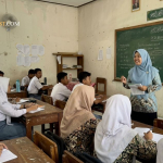 guru mengajar banyak pelajaran