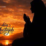 ilustrasi seseorang bermunajat di malam hari memohon perlindungan dari fitnah dunia dengan suasana tenang dan spiritual