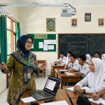 Ilustrasi guru mengajar menggunakan teknologi digital di kelas modern dengan laptop dan proyektor