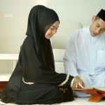 Ilustrasi suasana keluarga muslim damai dan harmonis sebagai gambaran hayatan thayyibah dalam QS An-Nahl ayat 97