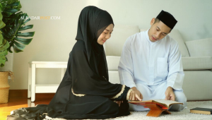 Ilustrasi suasana keluarga muslim damai dan harmonis sebagai gambaran hayatan thayyibah dalam QS An-Nahl ayat 97