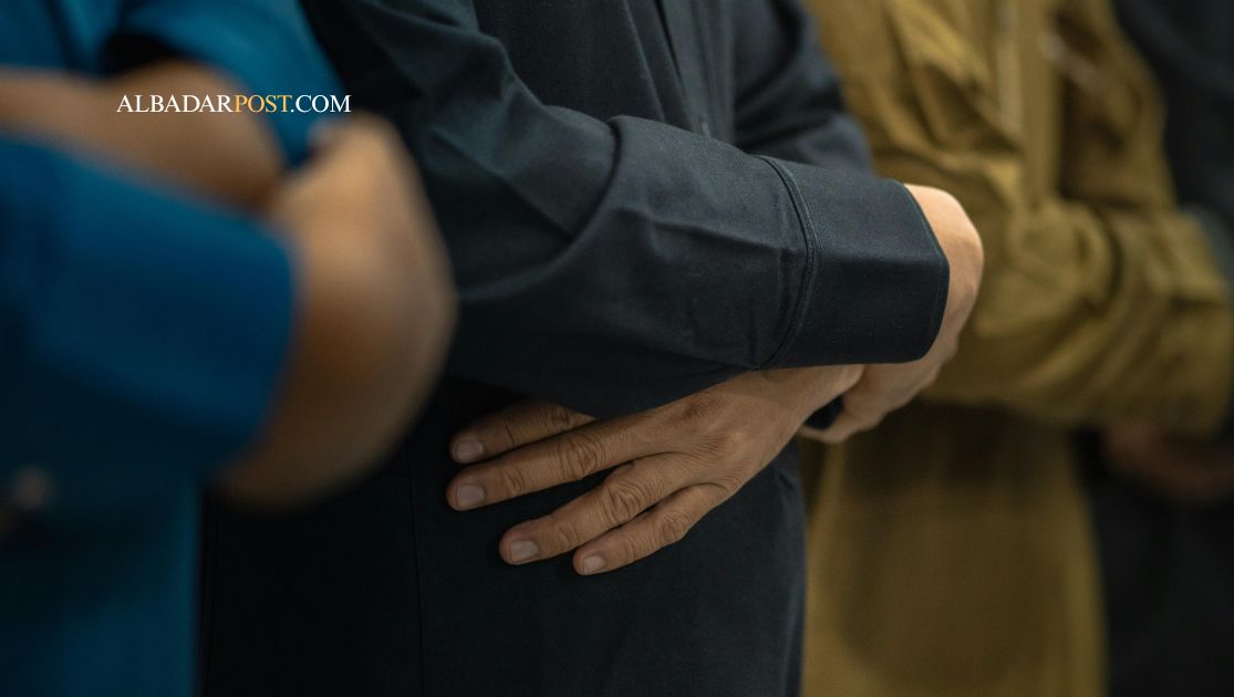 ilustrasi konsep ikhlas dalam tasawuf dengan suasana spiritual dan refleksi diri seorang muslim