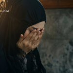 Ilustrasi seseorang menenangkan diri dan berdoa saat menghadapi ujian hidup sesuai makna ayat kesabaran dalam Al-Qur’an