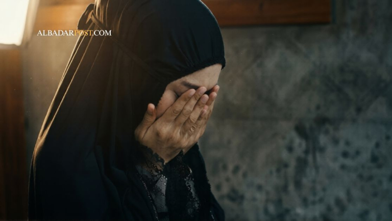 Ilustrasi seseorang menenangkan diri dan berdoa saat menghadapi ujian hidup sesuai makna ayat kesabaran dalam Al-Qur’an