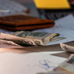 Seseorang sedang mencatat pengeluaran keuangan pribadi untuk menghindari stres finansial dan mengatur uang lebih stabil