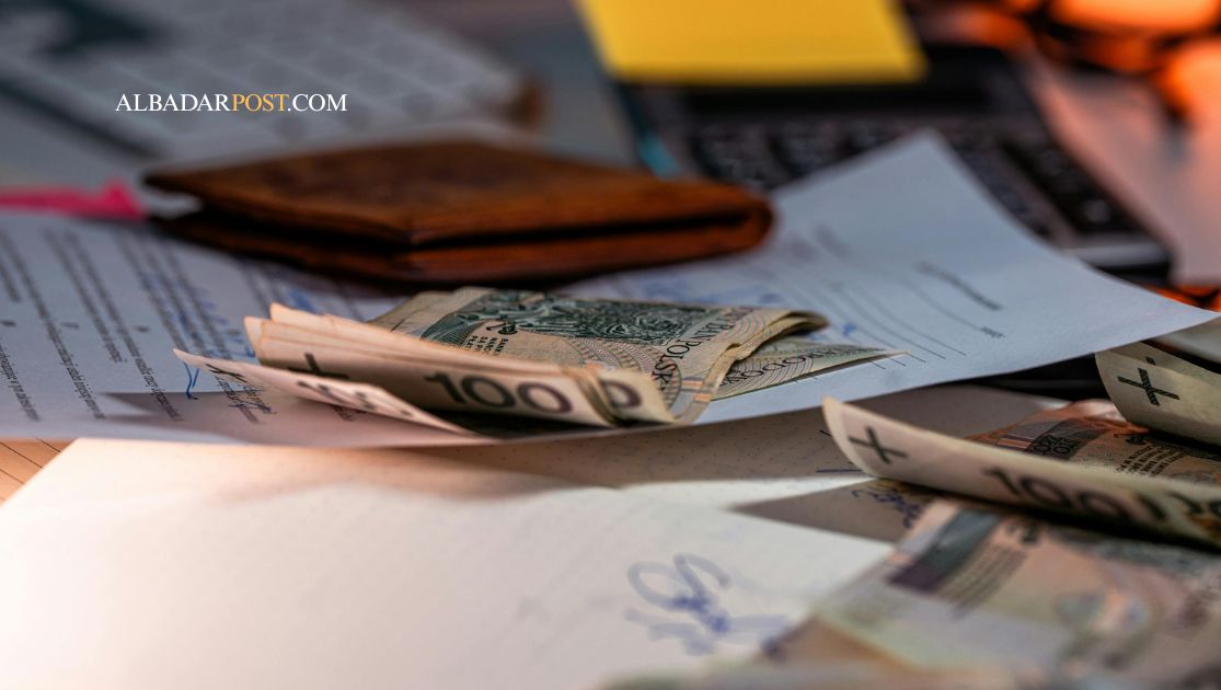 Seseorang sedang mencatat pengeluaran keuangan pribadi untuk menghindari stres finansial dan mengatur uang lebih stabil