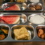 Distribusi makan bergizi gratis di sekolah dengan menu sehat untuk mendukung gizi anak Indonesia