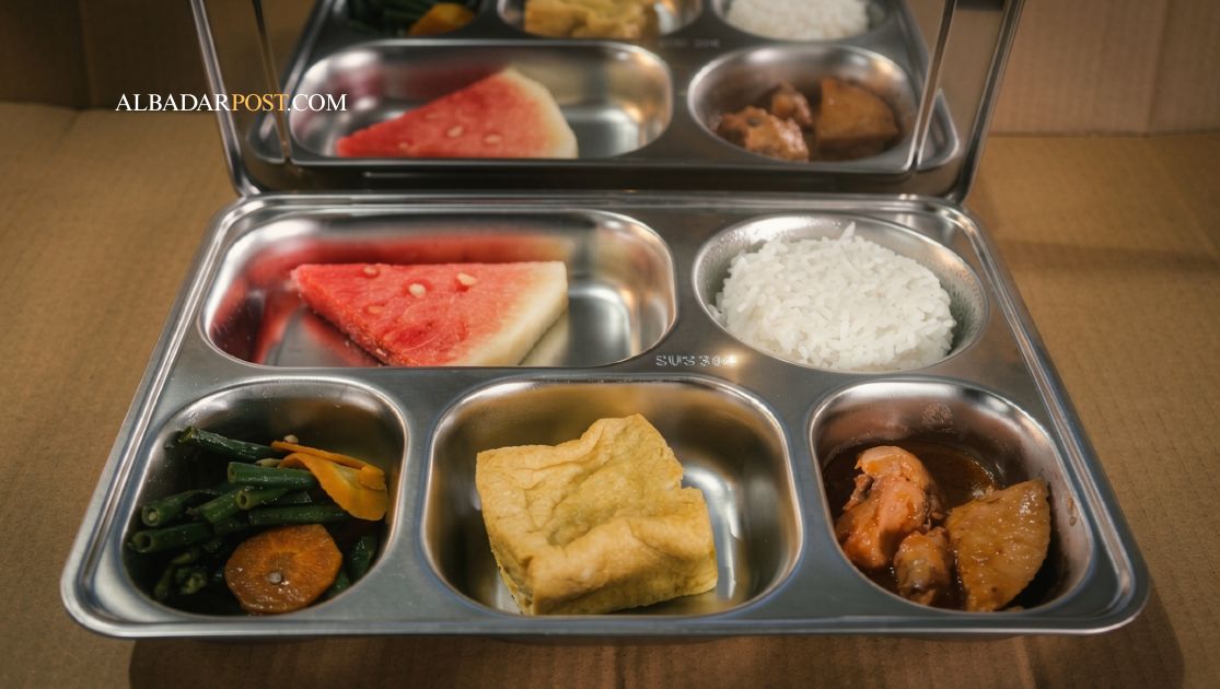 Distribusi makan bergizi gratis di sekolah dengan menu sehat untuk mendukung gizi anak Indonesia