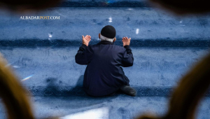 Ilustrasi seseorang berdoa dengan penuh ketenangan sebagai bentuk penguatan tauhid dalam kehidupan sehari-hari