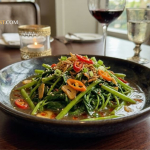 oseng kangkung saus premium tampilan hijau segar dengan bumbu gurih pedas ala masakan rumahan modern