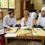 Santri pesantren berdiskusi dalam forum bahtsul masail dengan kitab kuning membahas hukum Islam dan persoalan modern