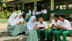 Siswa menggunakan gadget di kelas saat isu transformasi pendidikan dan penurunan literasi menjadi sorotan di Indonesia