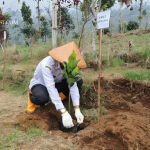 Warga dan aparat menanam 1000 pohon di Embung Padaawas Garut dengan kondisi tanah basah untuk mencegah longsor dan banjir