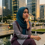 Ilustrasi seseorang duduk tenang di tengah kota modern sebagai simbol tasawuf modern dan pencarian ketenangan batin