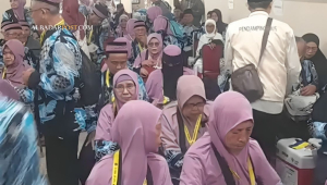Suasana pelepasan jemaah haji Tasikmalaya 2026 di GDI penuh haru dengan keluarga menangis dan pelukan perpisahan.