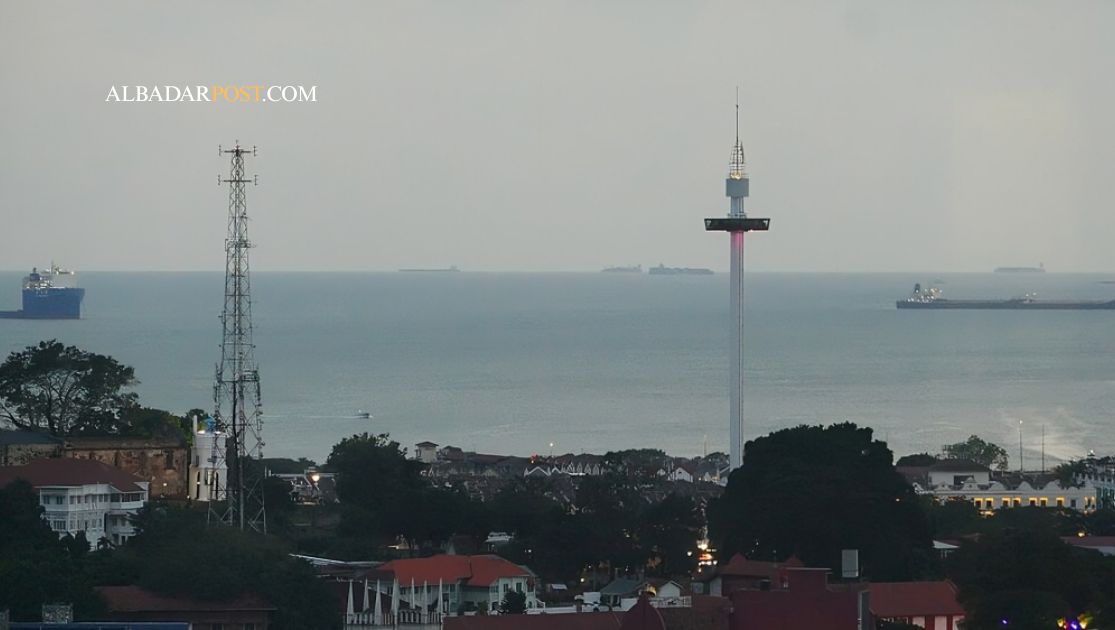 Kapal kargo melintas di Selat Malaka saat isu tarif Selat Malaka oleh Indonesia memicu perhatian global.