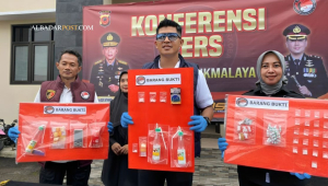 Penangkapan pasutri pengedar sabu di Tasikmalaya dengan barang bukti paket narkotika dan plastik klip.