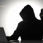 Ilustrasi penipuan online dengan pesan mencurigakan di ponsel dan peringatan keamanan digital