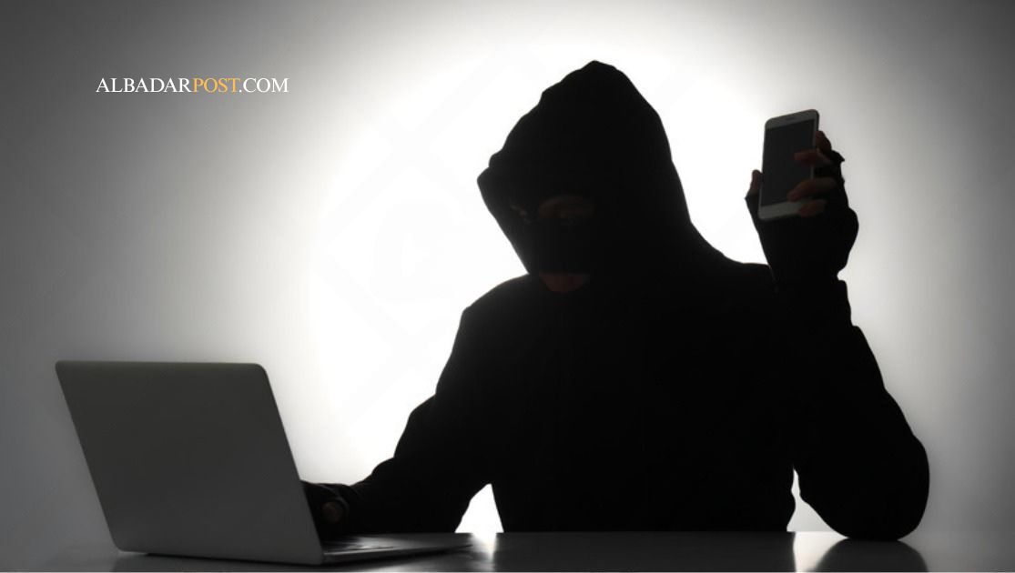 Ilustrasi penipuan online dengan pesan mencurigakan di ponsel dan peringatan keamanan digital