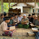 Suasana tradisi pesantren di Indonesia dengan santri belajar kitab kuning bersama kiai di lingkungan pondok