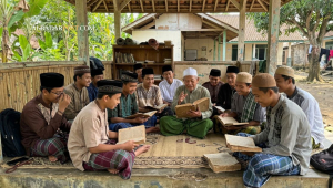 Suasana tradisi pesantren di Indonesia dengan santri belajar kitab kuning bersama kiai di lingkungan pondok